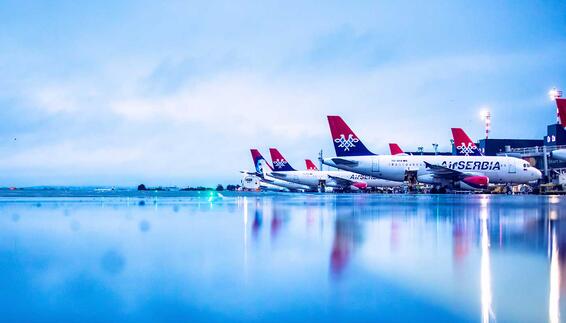 Flugzeuge der Air Serbia am Terminal